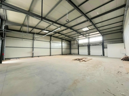 Photo 1 – location Entrepôts / activités	LES ARCS (83460)