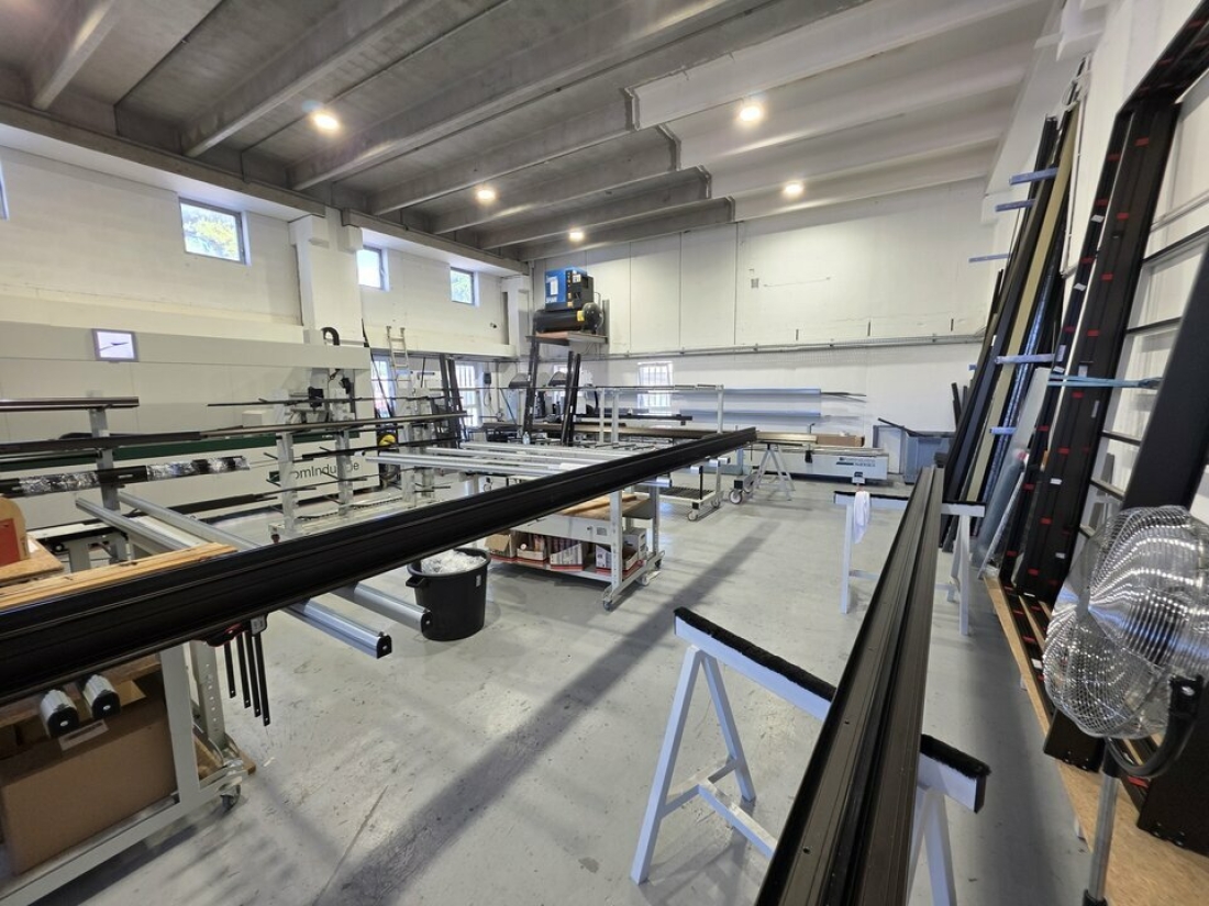 Photo 2 – location Entrepôts / activités	SAINT LAURENT DU VAR (06700)