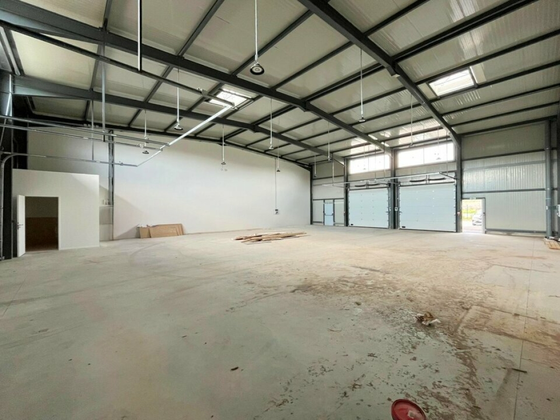 Photo 2 – location Entrepôts / activités	LES ARCS (83460)