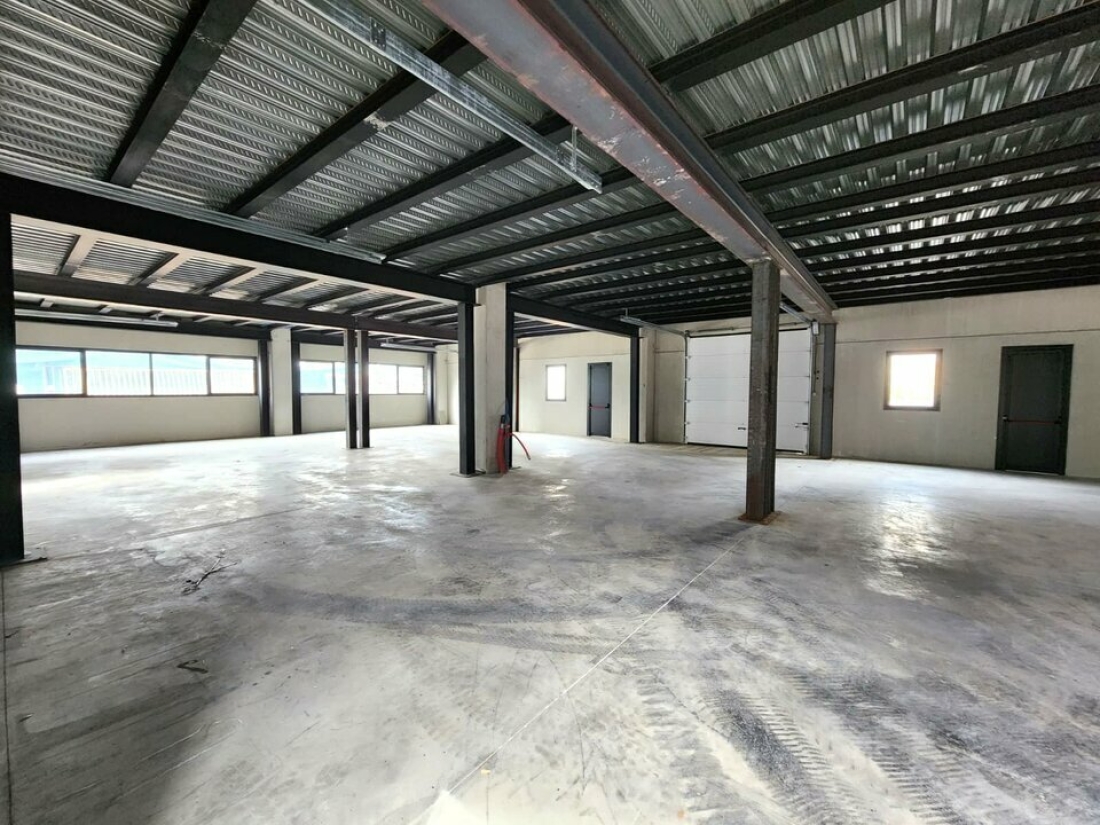 Photo 2 – location Entrepôts / activités	TOURRETTES (83440)