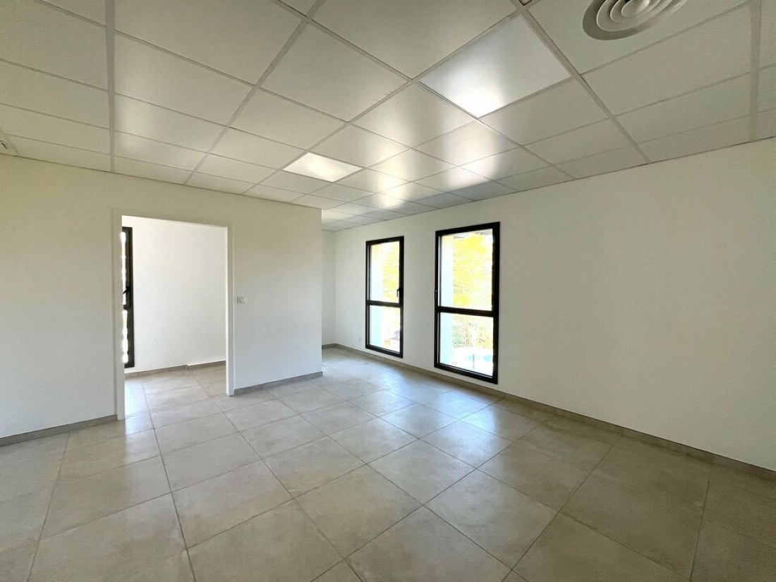 Photo 2 – location bureaux	LORGUES (83510)