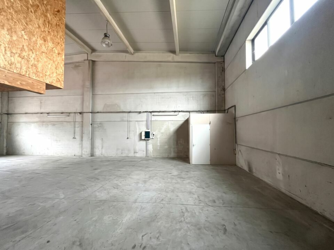 Photo 2 – location Entrepôts / activités	LE MUY (83490)