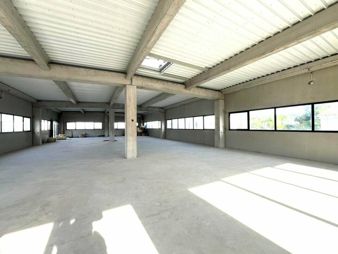 Photo 2 – location Entrepôts / activités	TOURRETTES (83440)