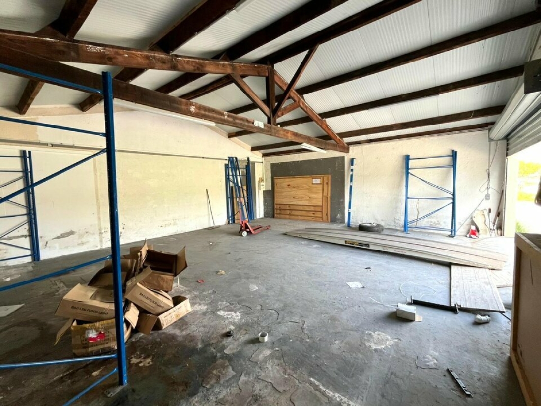 Photo 3 – location Entrepôts / activités	SAINT LAURENT DU VAR (06700)