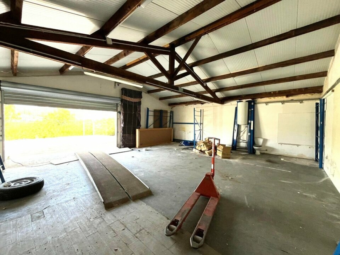 Photo 1 – location Entrepôts / activités	SAINT LAURENT DU VAR (06700)