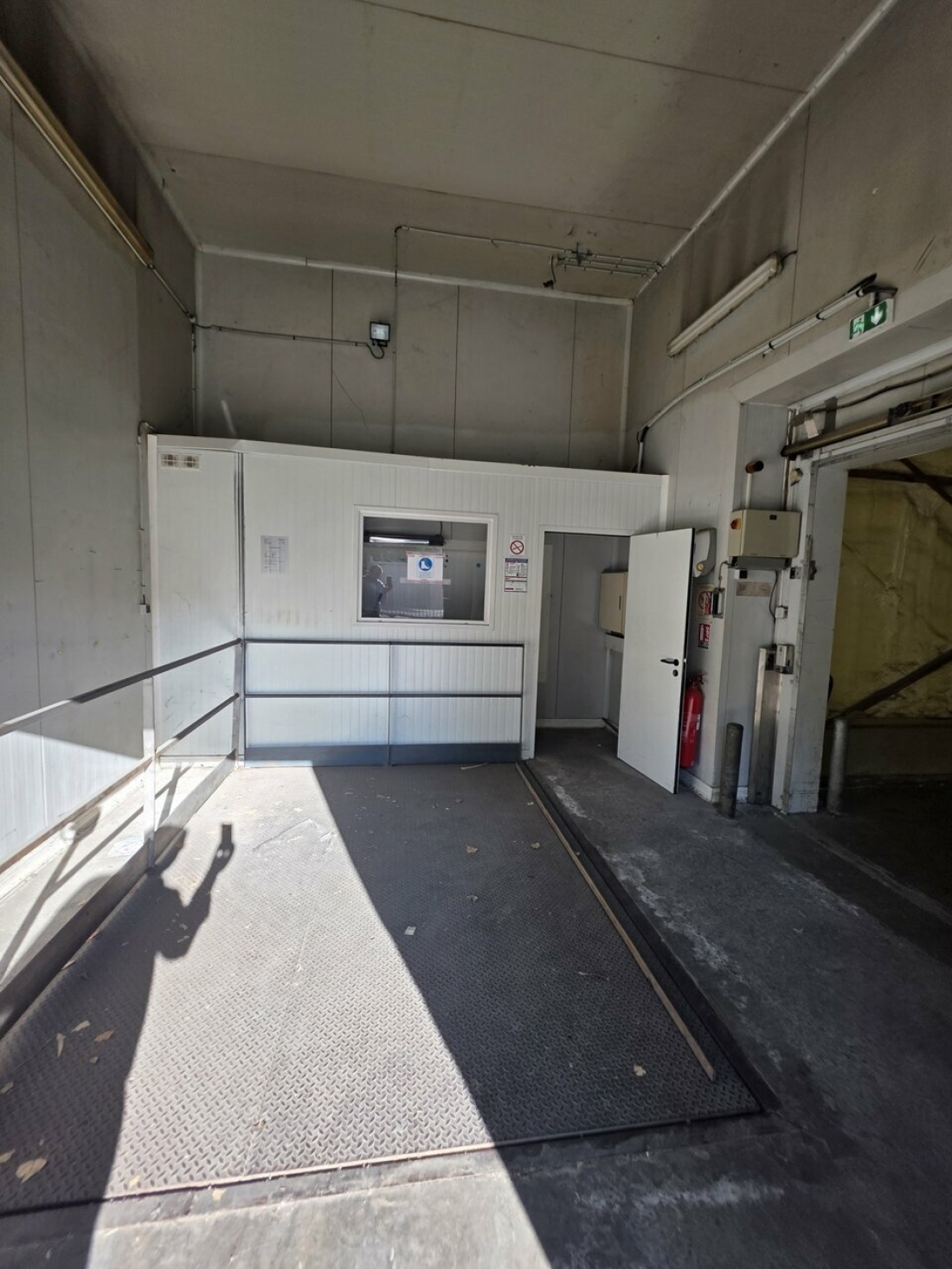 Photo 3 – location Entrepôts / activités	CARROS (06510)