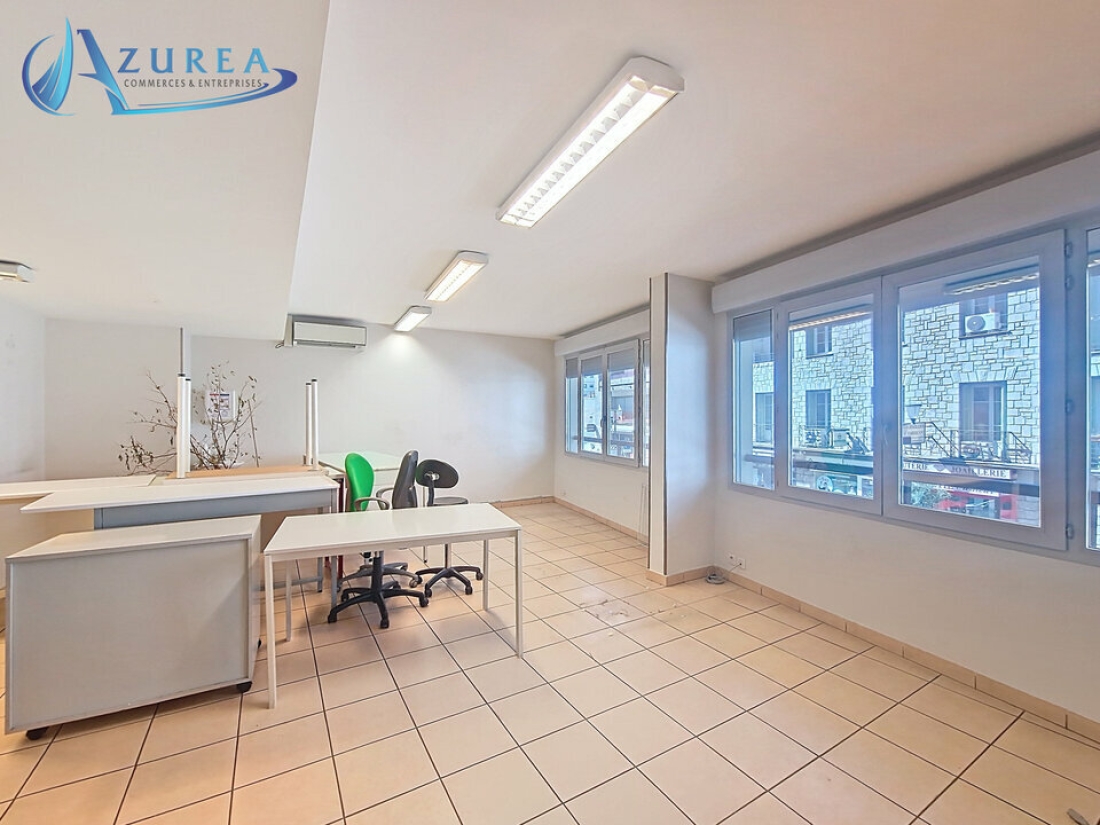 Photo 2 – location Locaux commerciaux	SAINT LAURENT DU VAR (06700)