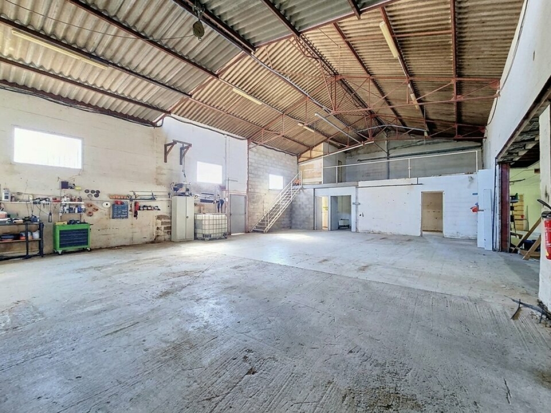 Photo 2 – location Entrepôts / activités	ROQUEBRUNE SUR ARGENS (83520)