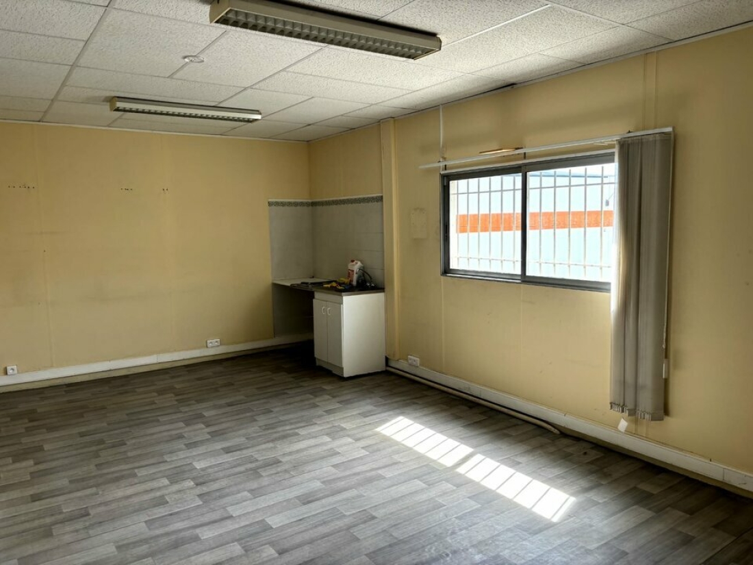 Photo 9 – location Entrepôts / activités	SAINT LAURENT DU VAR (06700)