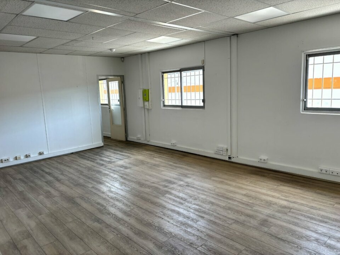 Photo 3 – location Entrepôts / activités	SAINT LAURENT DU VAR (06700)