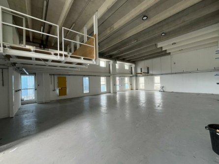 Photo 3 – location Entrepôts / activités	SAINT LAURENT DU VAR (06700)