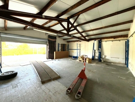 Photo 1 – location Entrepôts / activités	SAINT LAURENT DU VAR (06700)