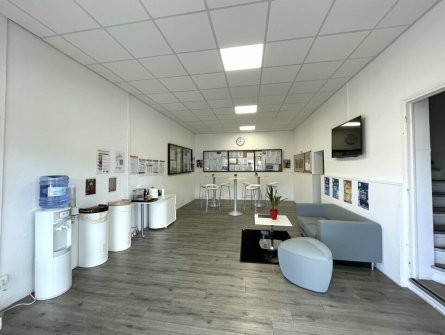 Photo 1 – location Entrepôts / activités	LA ROQUETTE SUR SIAGNE (06550)