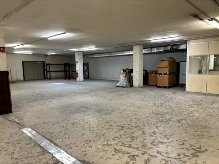 Photo 1 – location Entrepôts / activités	SAINT LAURENT DU VAR (06700)